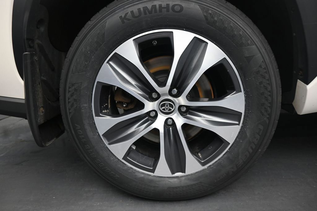 Used 2021 Toyota Highlander XLE AWD/4WD image 10