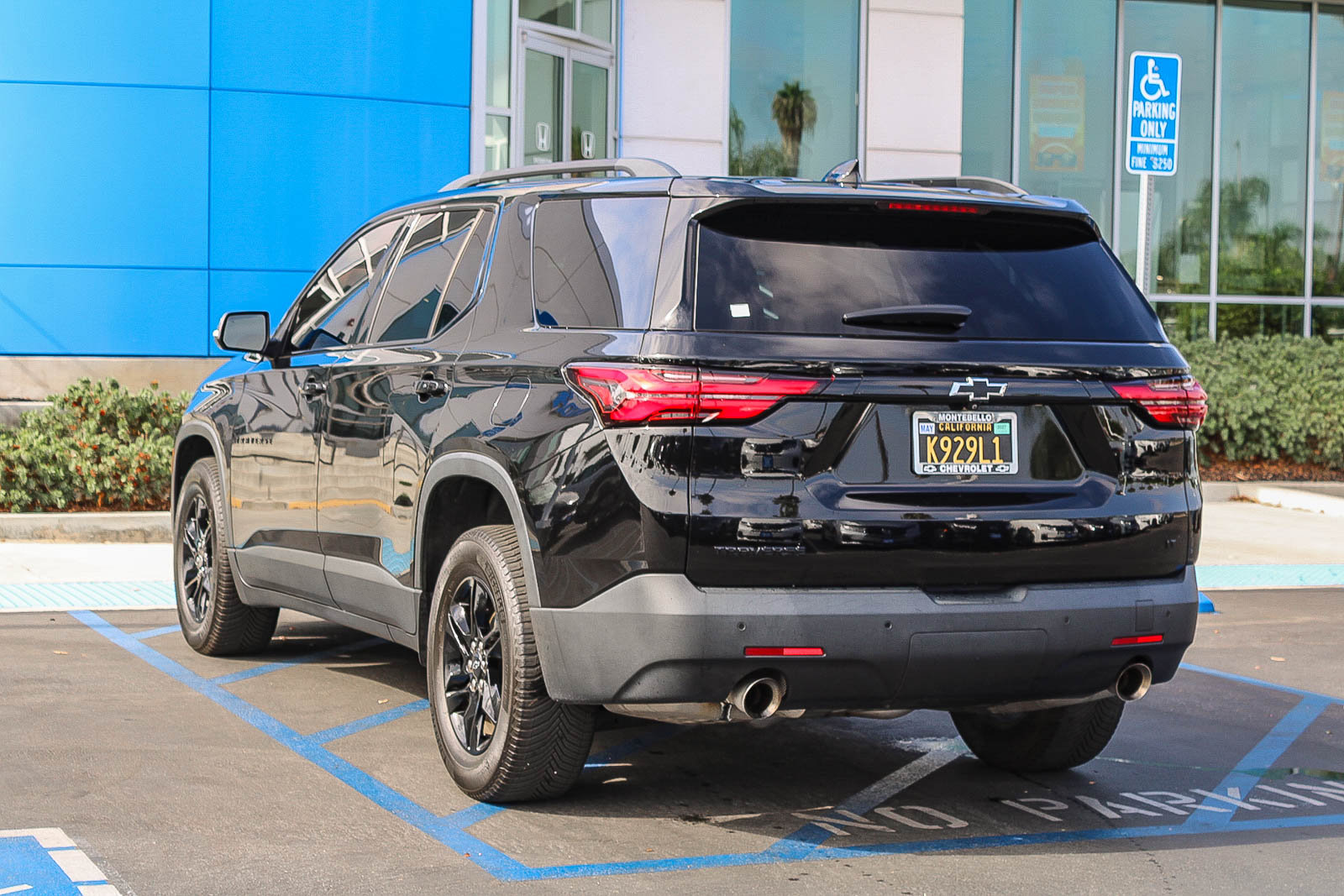 Used 2022 Chevrolet Traverse LT FWD image 9