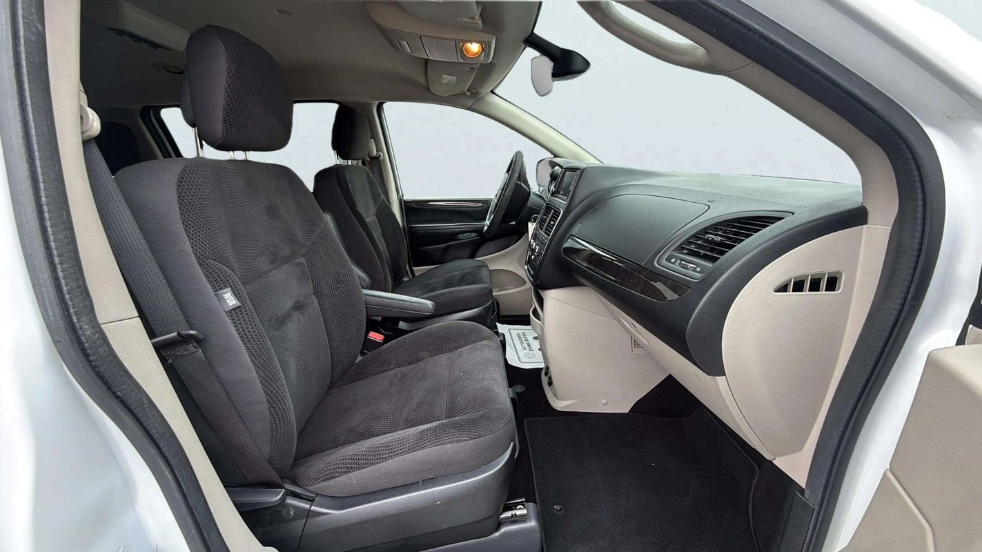 Used 2019 Dodge Grand Caravan SE w/ UConnect Hands-Free Group image 14