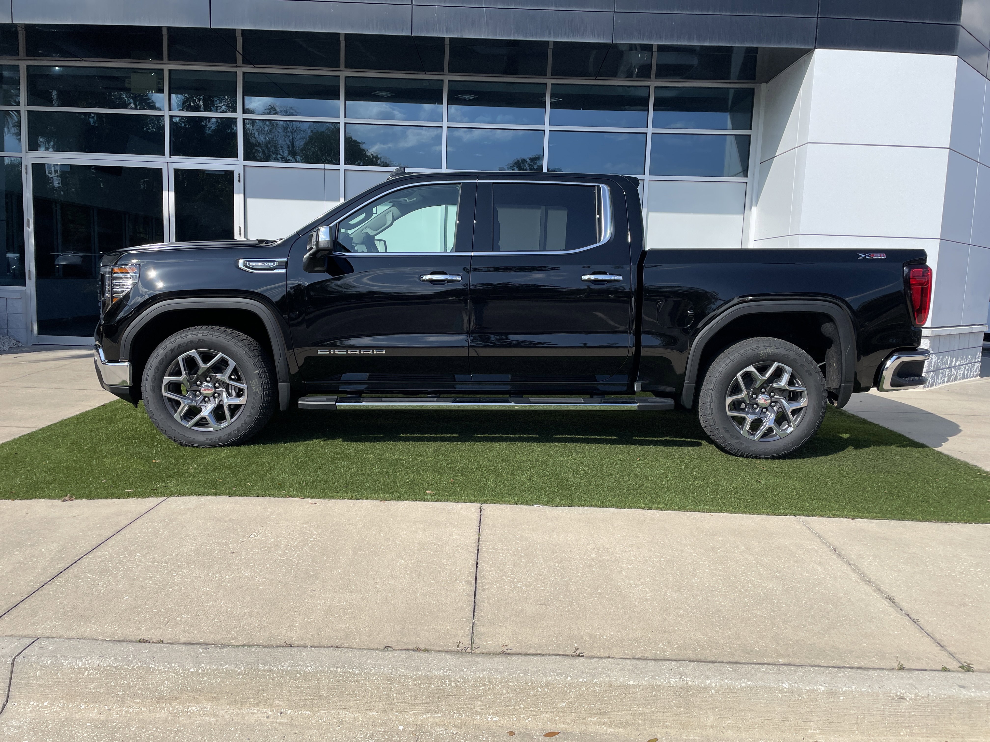 New 2026 GMC Sierra 1500 SLT w/ SLT Premium Package image 4