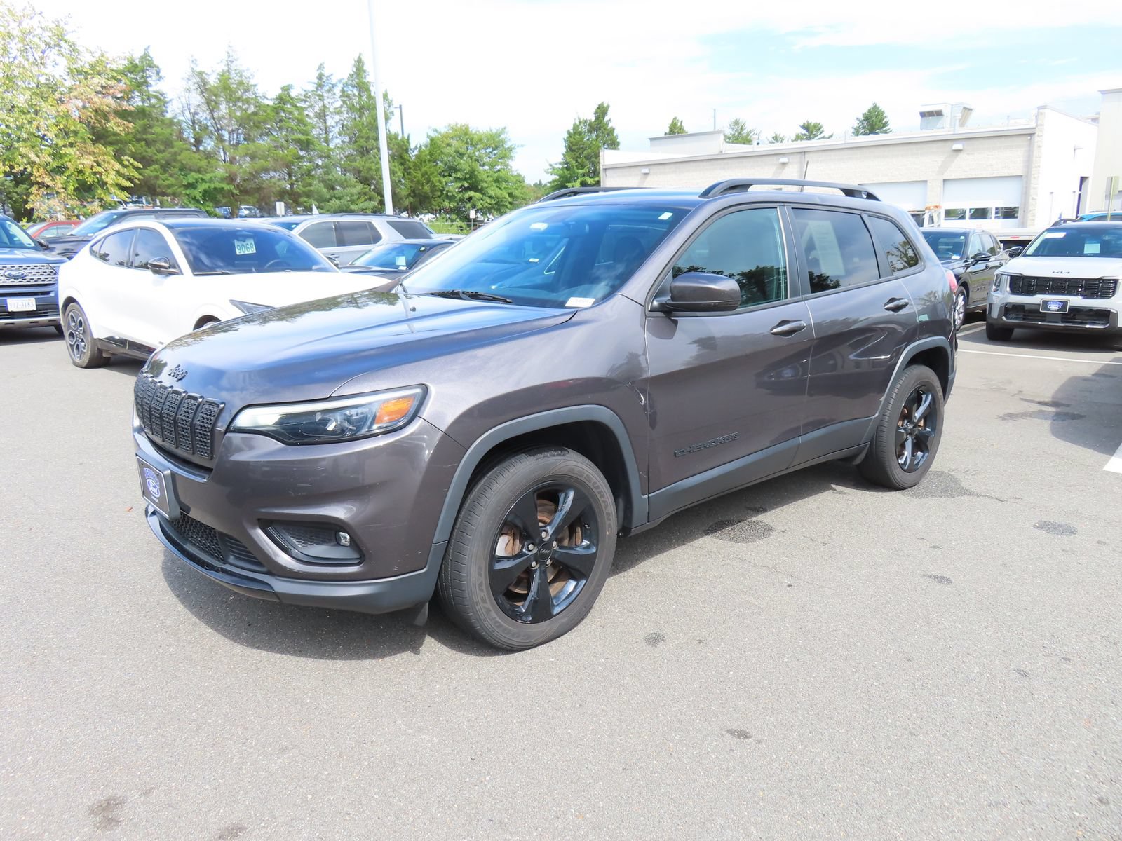 Used 2019 Jeep Cherokee Latitude Plus AWD/4WD image 3