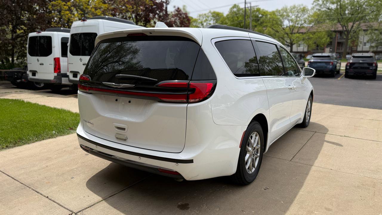 Used 2022 Chrysler Pacifica Touring FWD image 7
