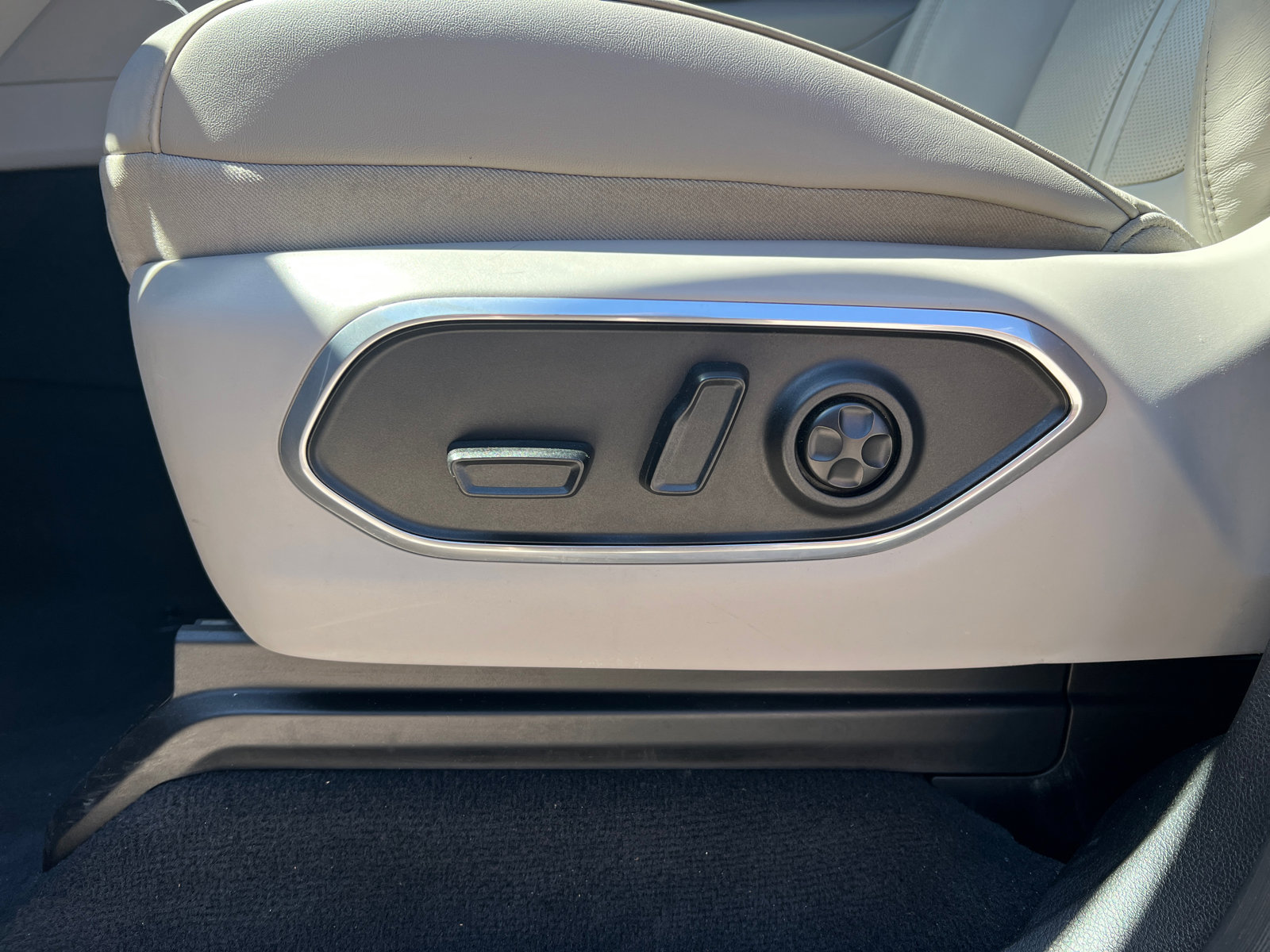 Used 2024 Jeep Wagoneer L Series III w/ Premium Group I image 10