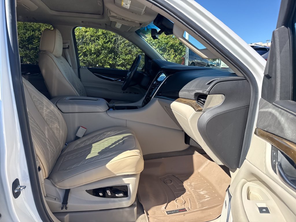 Used 2019 Cadillac Escalade Luxury RWD image 32