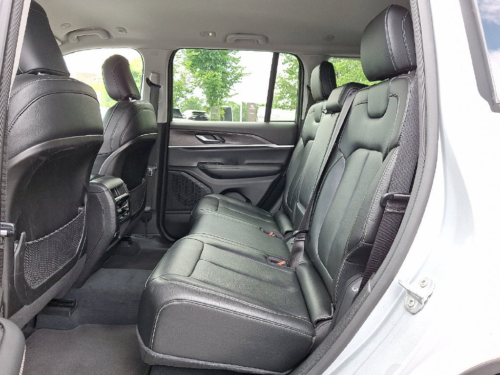 Used 2023 Jeep Grand Cherokee Limited AWD/4WD image 10