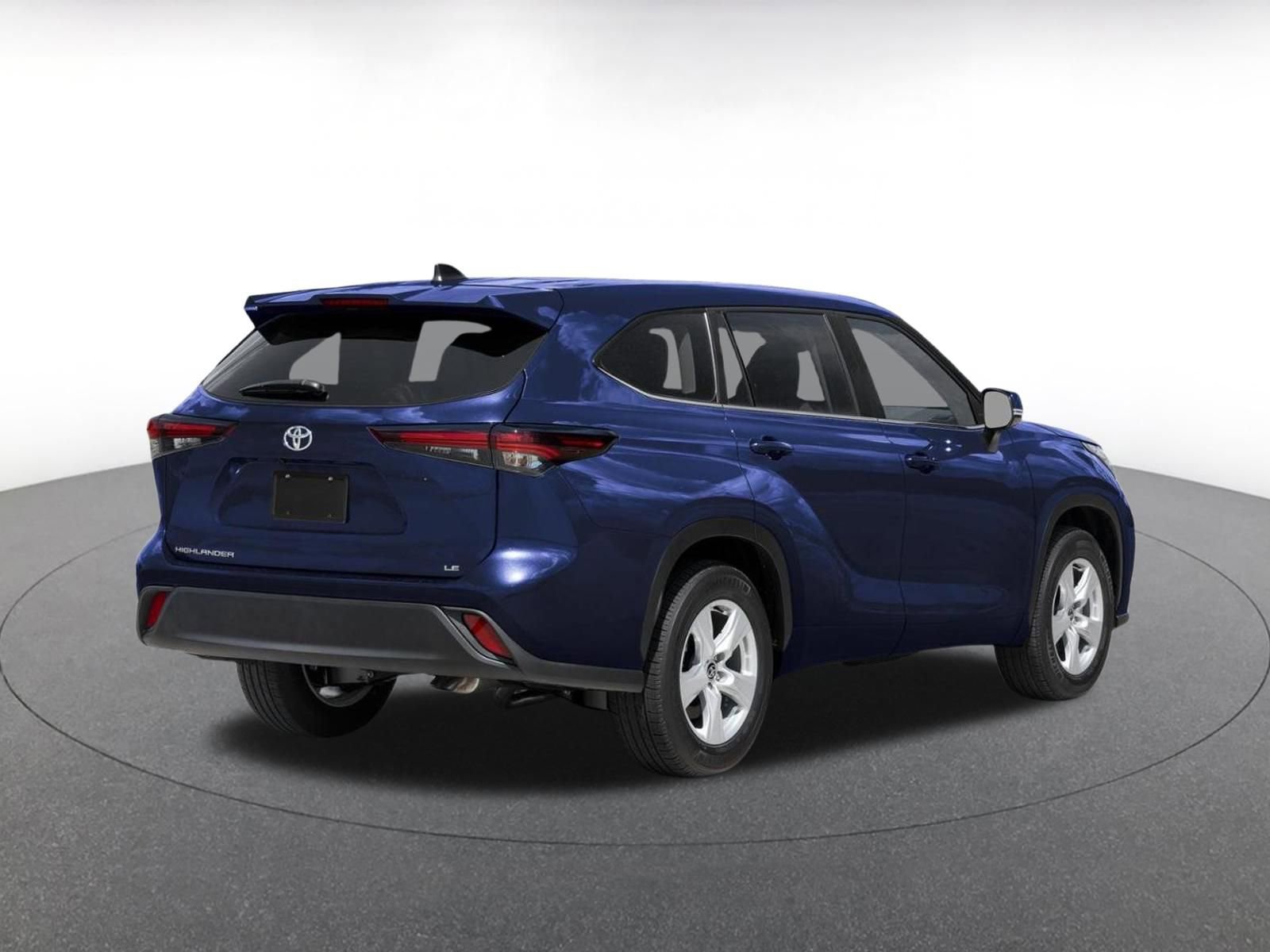Used 2025 Toyota Highlander LE FWD image 2