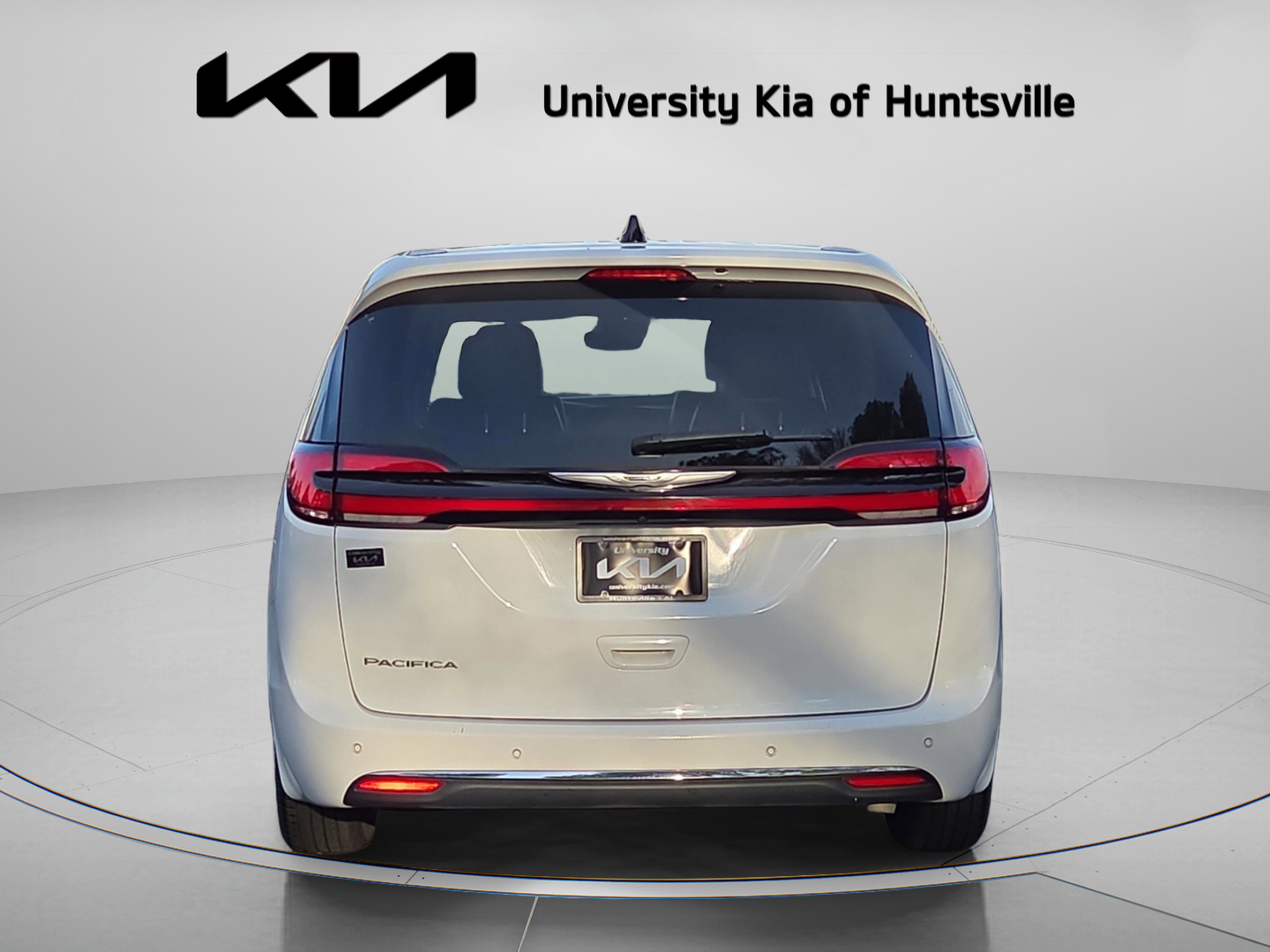 Used 2023 Chrysler Pacifica Touring-L image 6