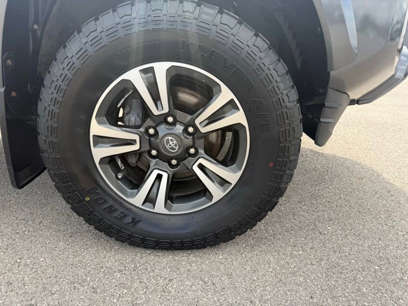 Used 2019 Toyota Tacoma TRD Sport image 4