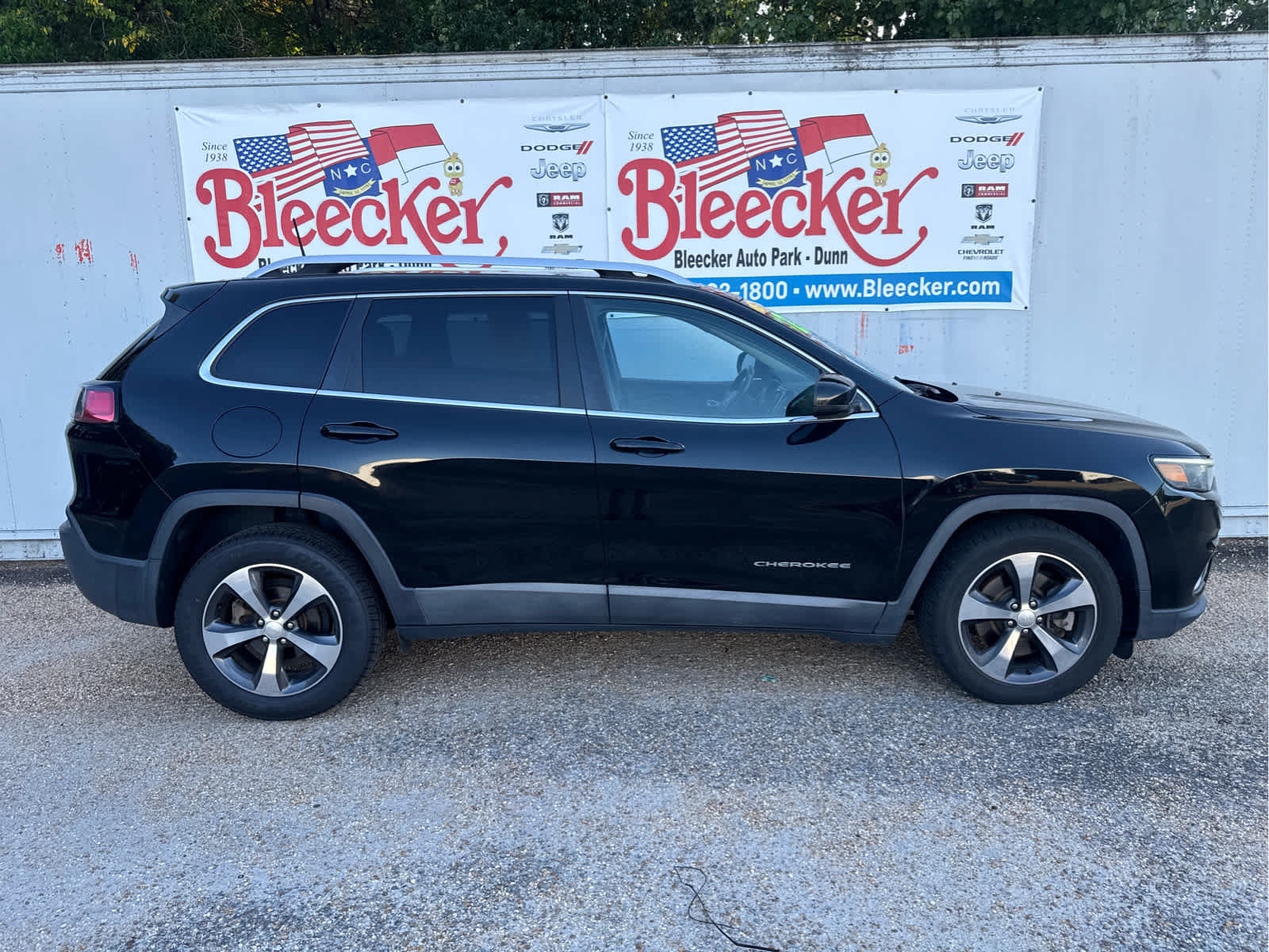 Used 2019 Jeep Cherokee Limited FWD image 2