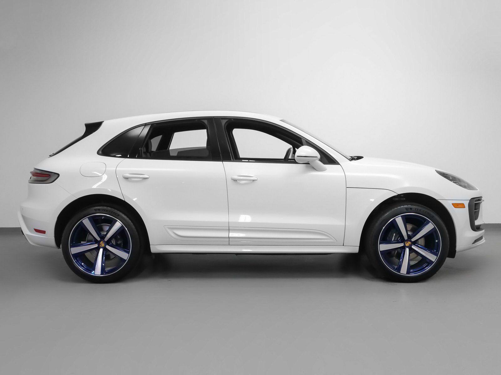 Certified 2025 Porsche Macan image 10