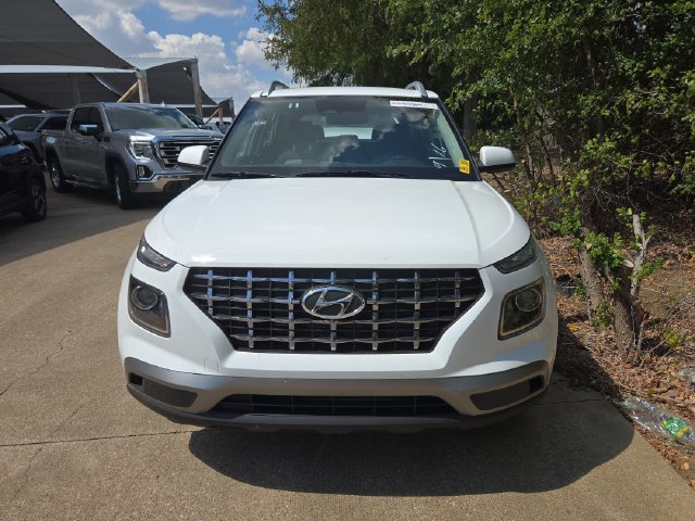 Used 2025 Hyundai Venue SEL FWD image 2
