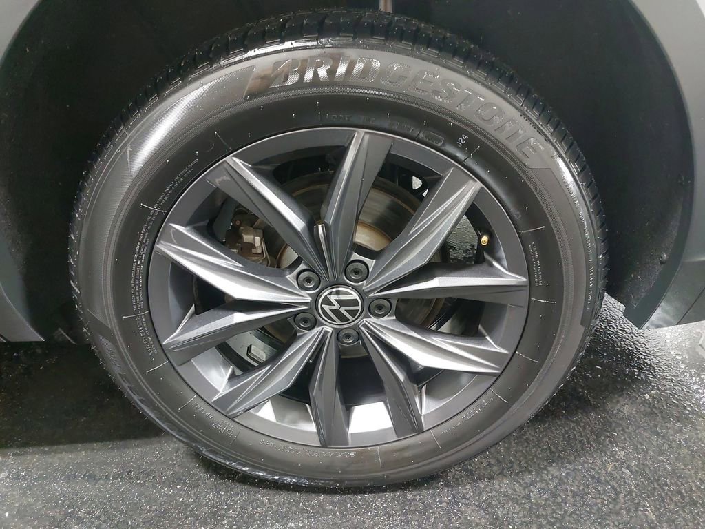 Used 2022 Volkswagen Tiguan SE image 33