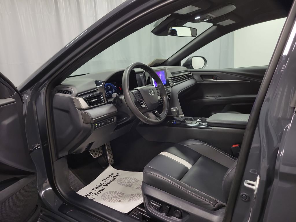 Used 2025 Toyota Camry SE image 12