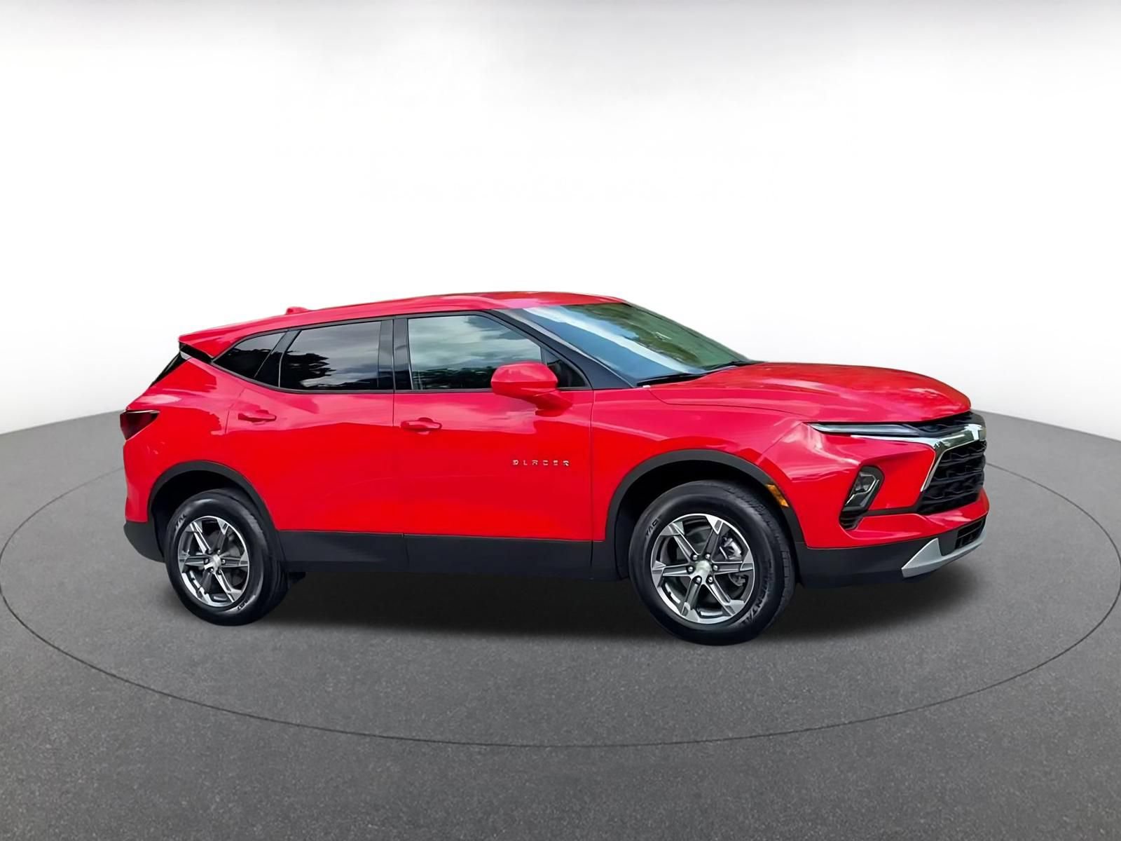 Used 2026 Chevrolet Blazer LT FWD image 2