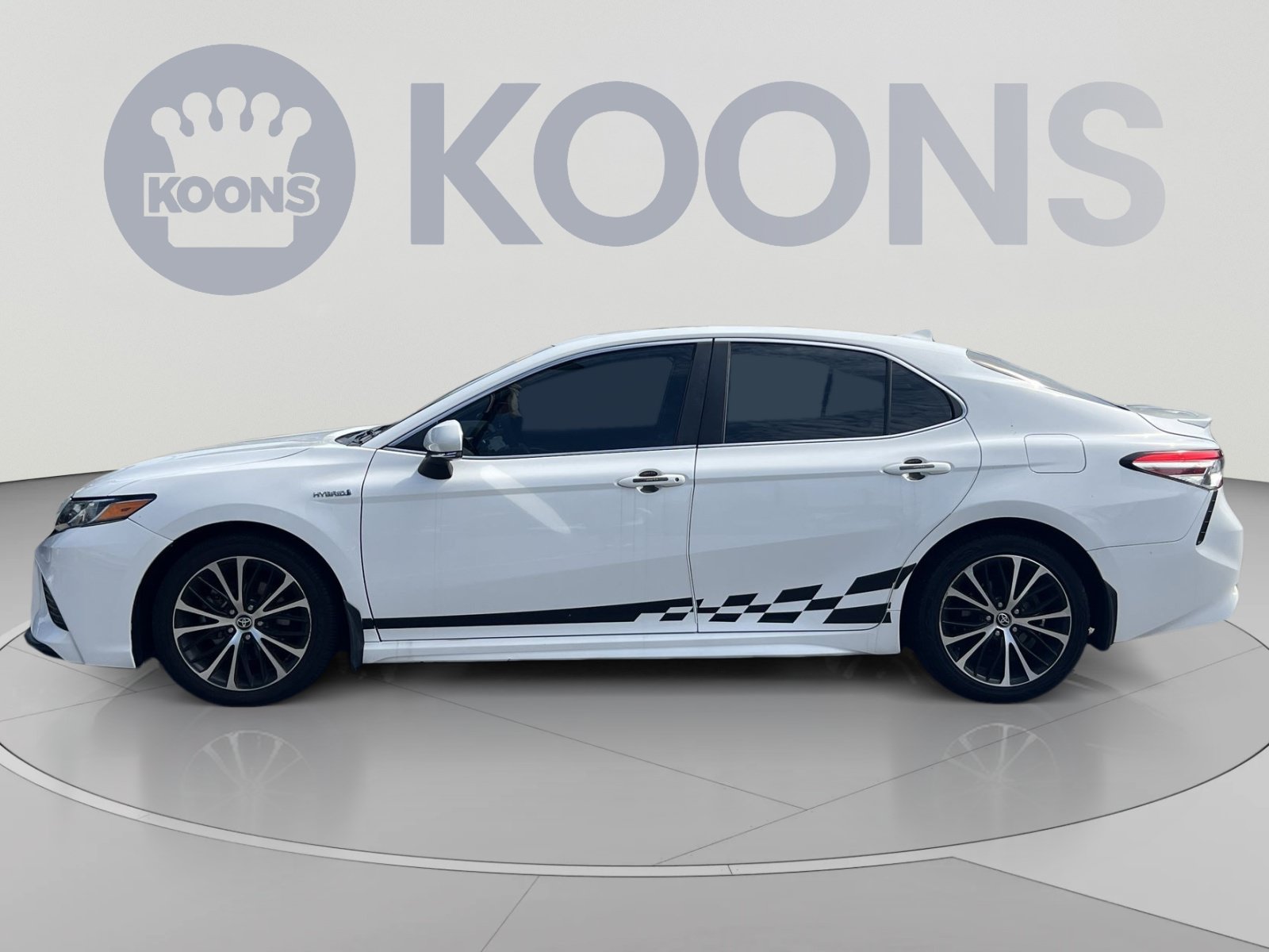 Used 2020 Toyota Camry SE w/ Sunroof Package FWD image 2