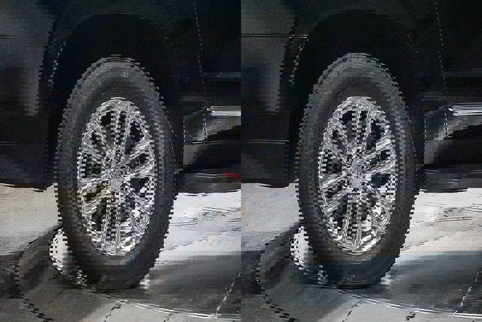 Used 2023 GMC Yukon XL SLT w/ SLT Premium Package AWD/4WD image 7