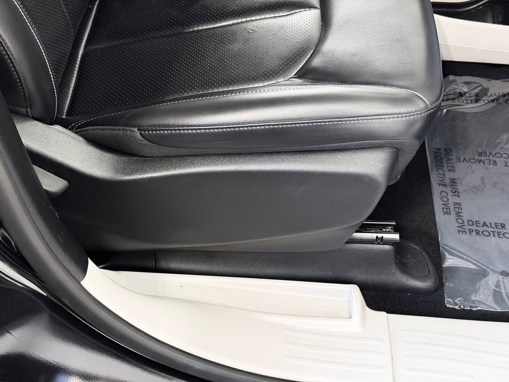 Used 2023 Chrysler Pacifica Touring-L image 30