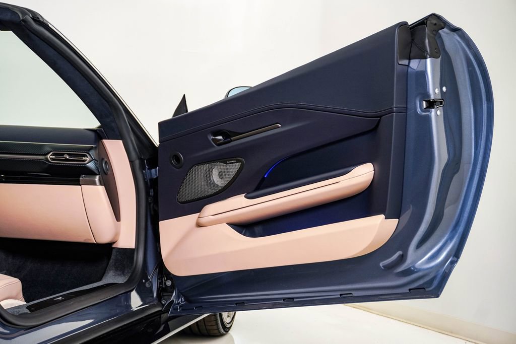 Used 2026 Aston Martin V8 Vantage Roadster RWD image 21