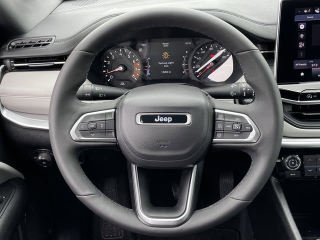 Used 2025 Jeep Compass Limited AWD/4WD image 13