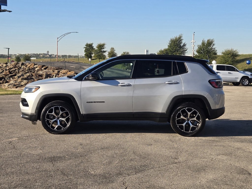 Used 2025 Jeep Compass Limited AWD/4WD image 4