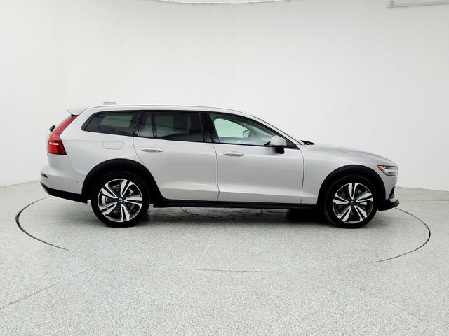 Certified 2025 Volvo V60 B5 Cross Country Plus image 4