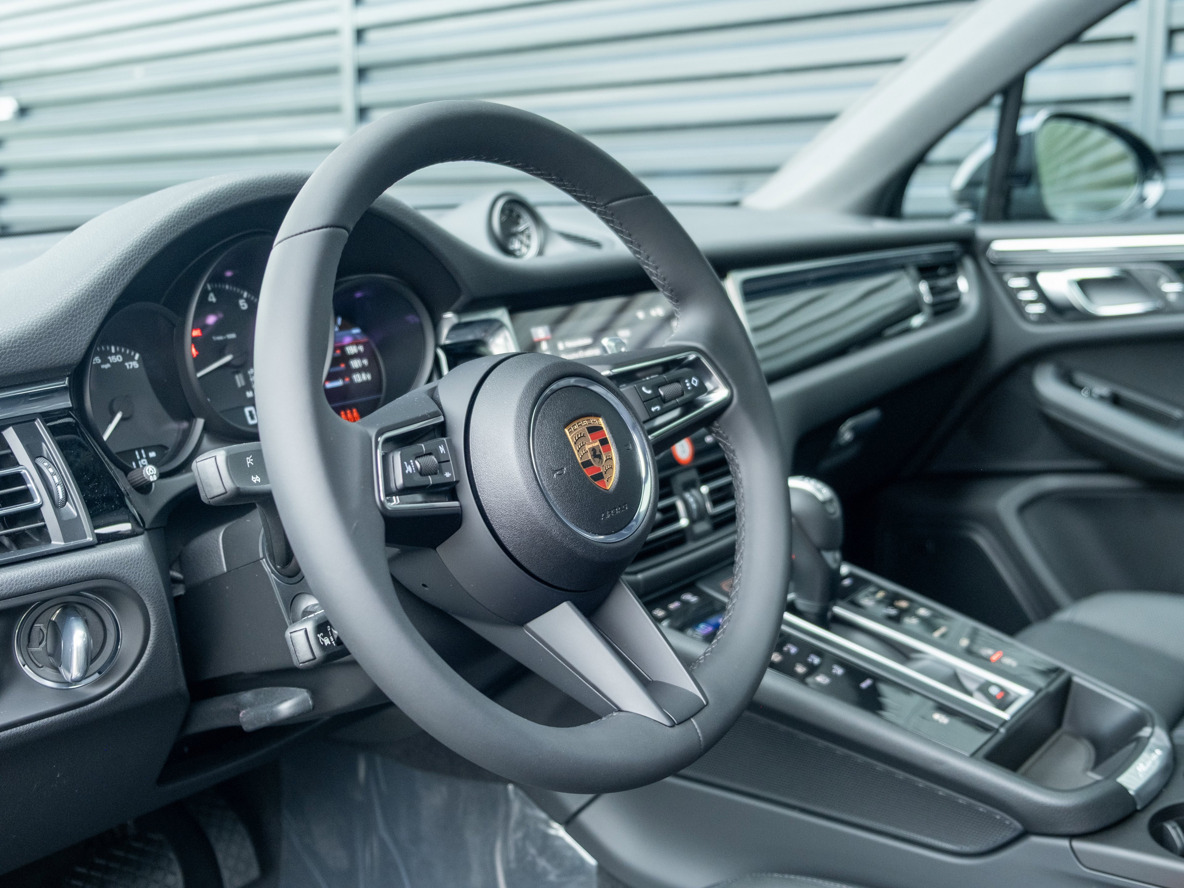 Certified 2025 Porsche Macan image 4