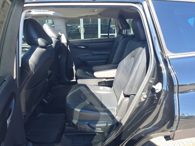 Used 2021 Toyota Highlander XLE FWD image 28