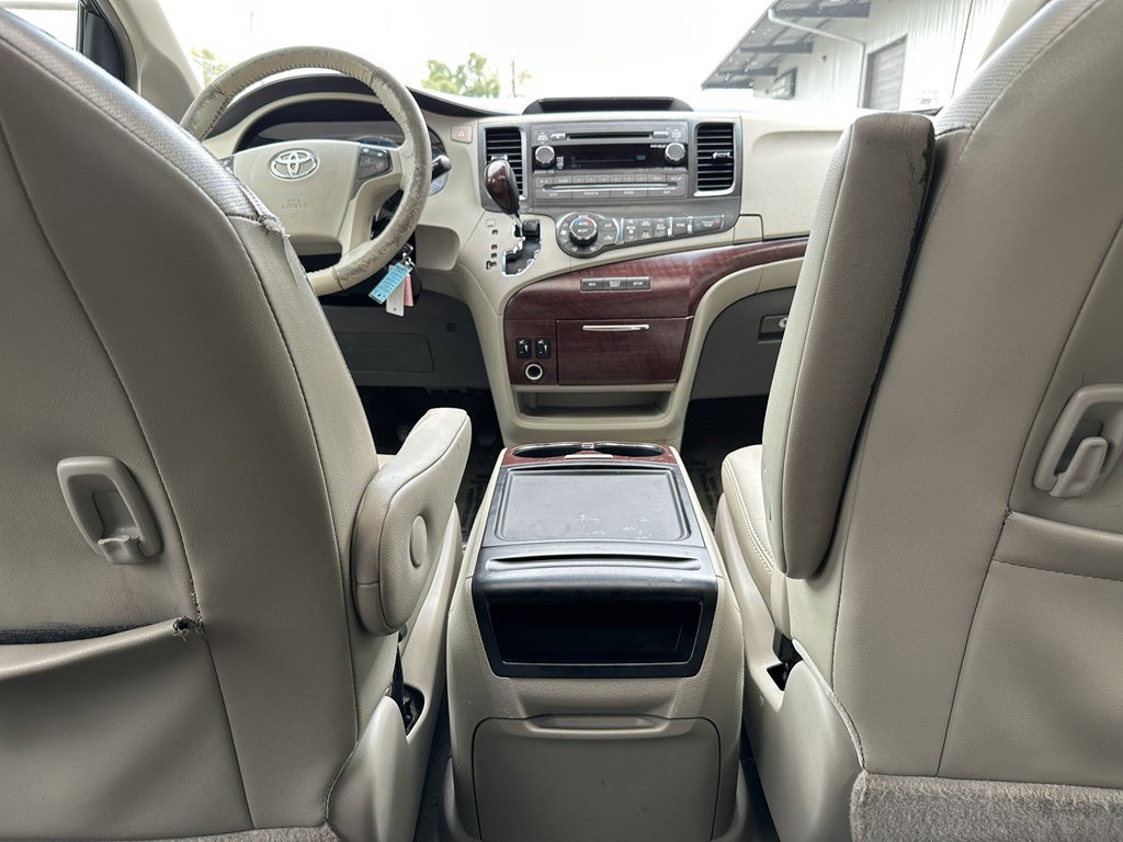 Used 2013 Toyota Sienna XLE image 32