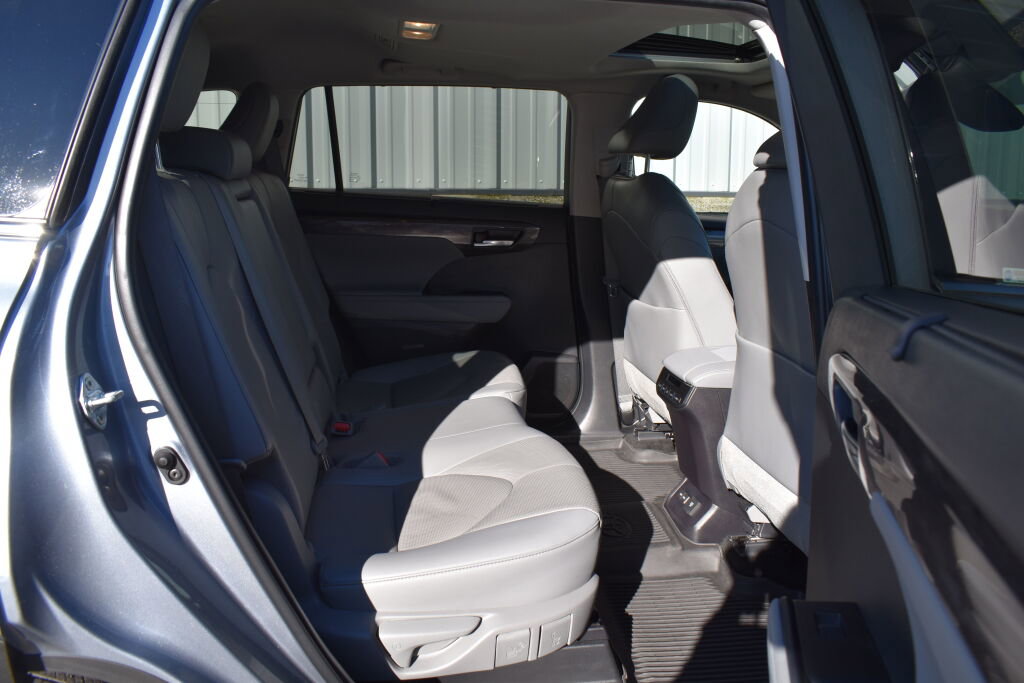 Used 2023 Toyota Highlander Limited image 23