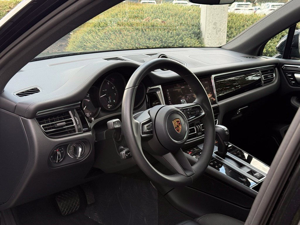 Used 2026 Porsche Macan AWD/4WD image 4