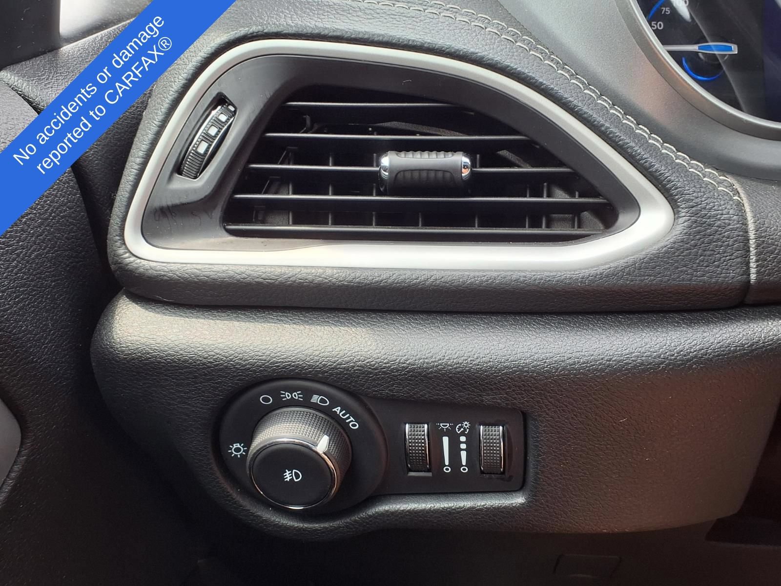 Used 2024 Chrysler Pacifica Limited FWD image 30