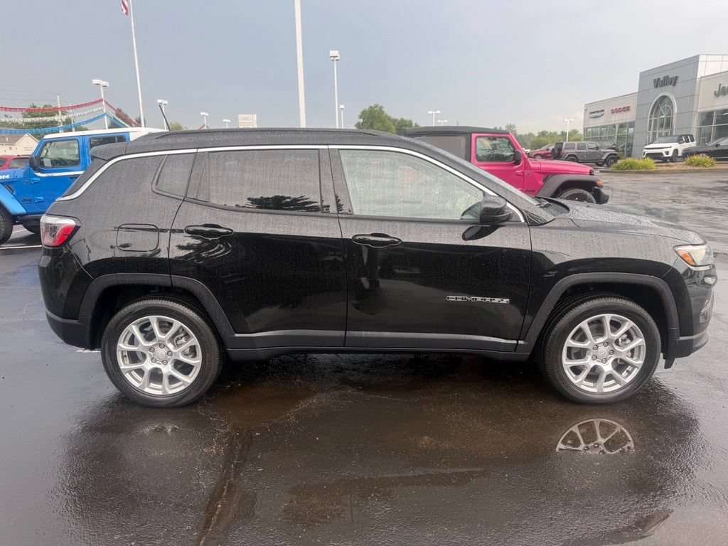 Used 2024 Jeep Compass Latitude AWD/4WD image 2