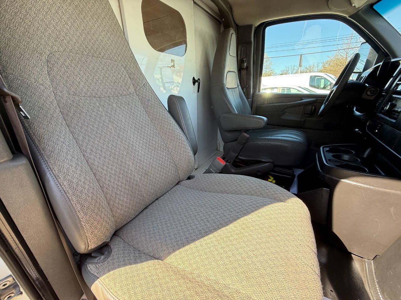 Used 2010 Chevrolet Express 3500 RWD image 23