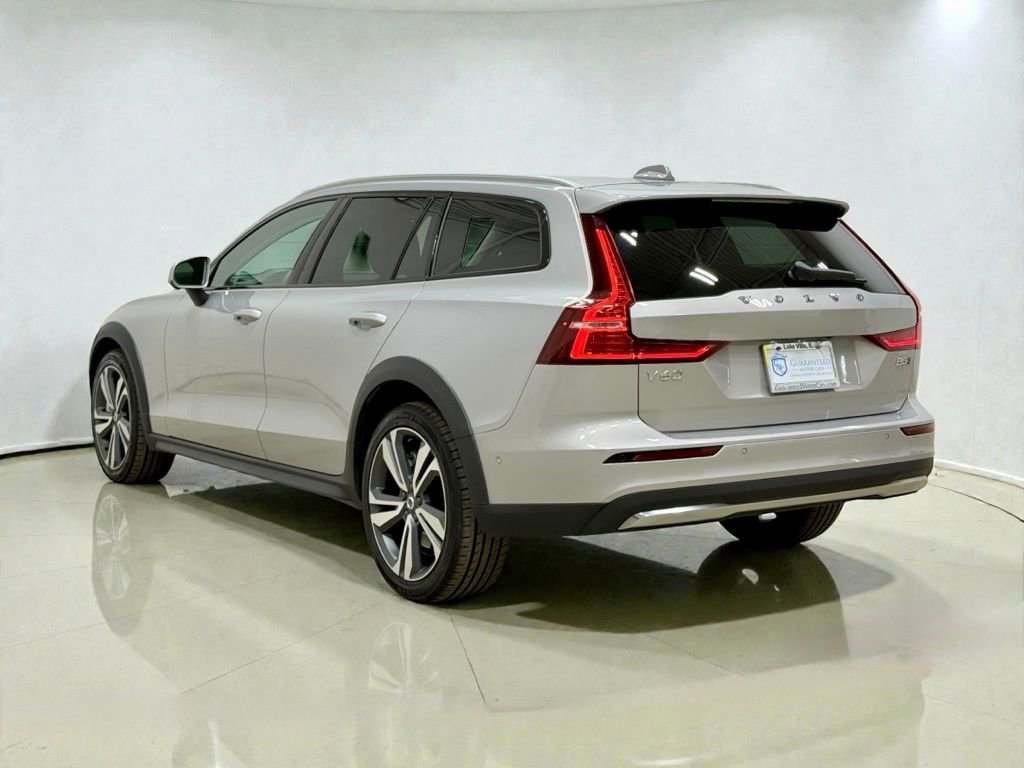 Used 2025 Volvo V60 B5 Cross Country Plus image 16