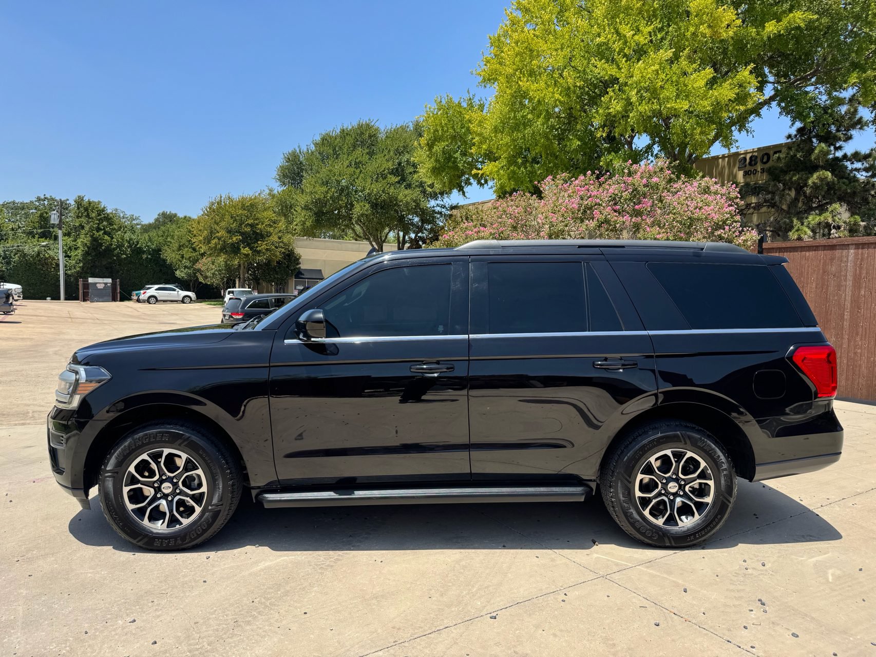 Used 2022 Ford Expedition XL AWD/4WD image 4