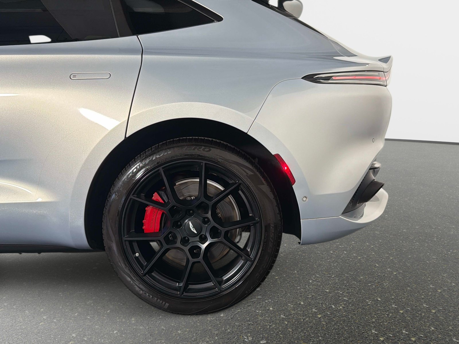 Used 2023 Aston Martin DBX AWD/4WD image 45
