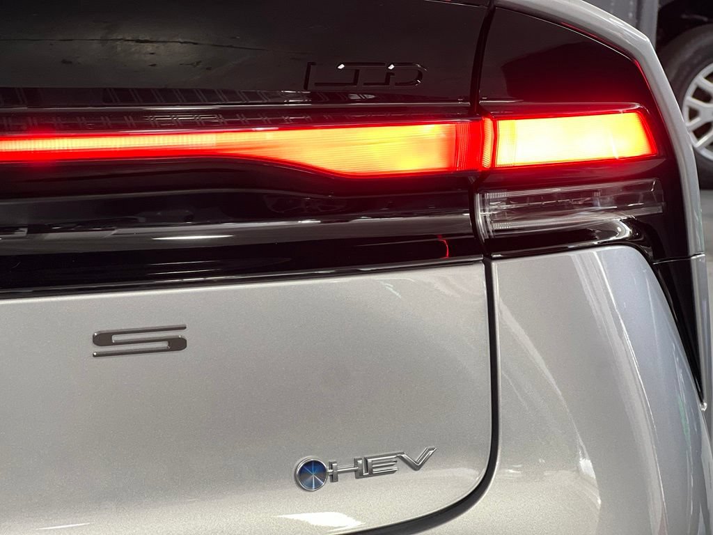 New 2027 Toyota Prius Limited AWD/4WD image 7