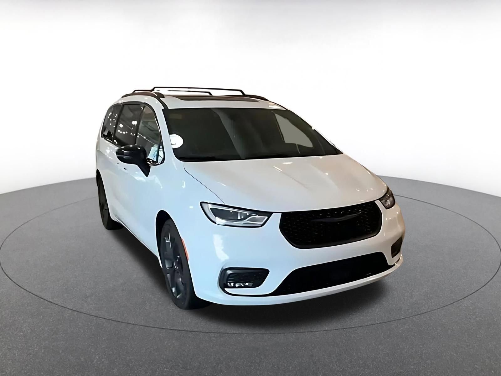 Used 2025 Chrysler Pacifica Limited FWD image 3