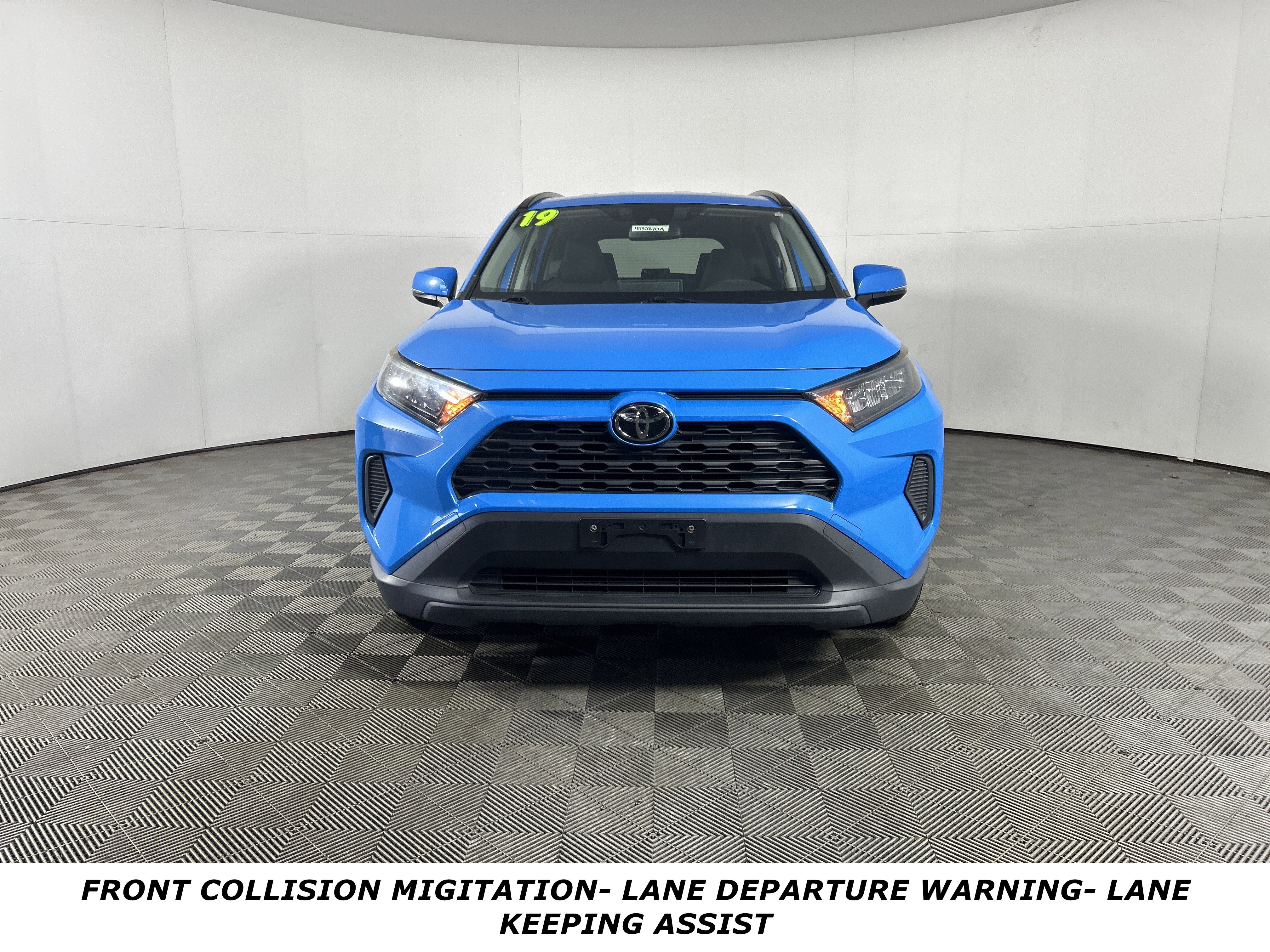 Used 2019 Toyota RAV4 LE image 2