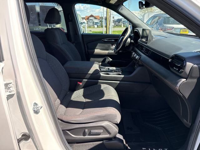 Used 2025 Honda Pilot Sport image 9