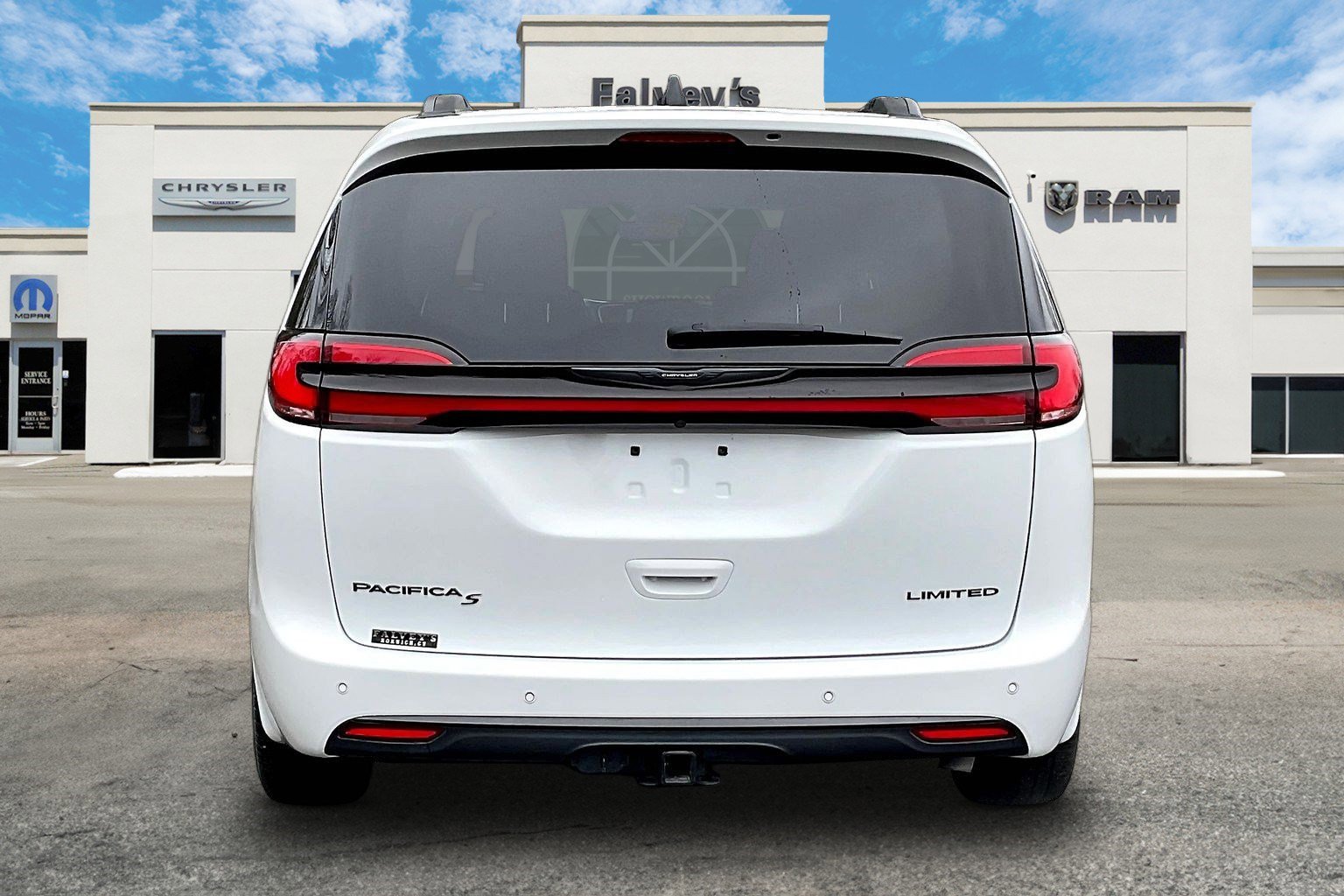 Used 2025 Chrysler Pacifica Limited w/ Trailer Tow Group FWD image 4