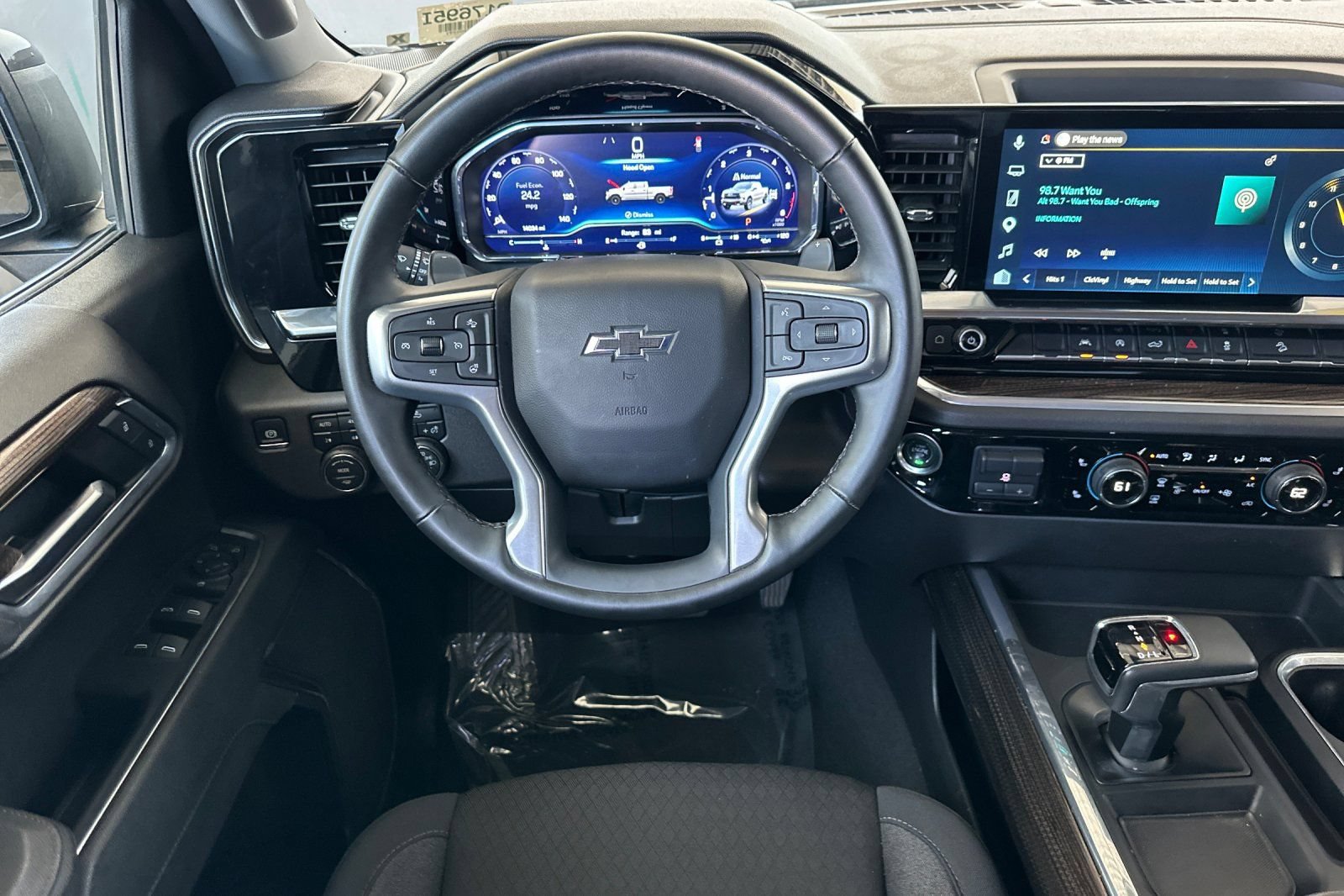 Used 2025 Chevrolet Silverado 1500 LT Trail Boss w/ LPO, Dark Essentials Package AWD/4WD image 17