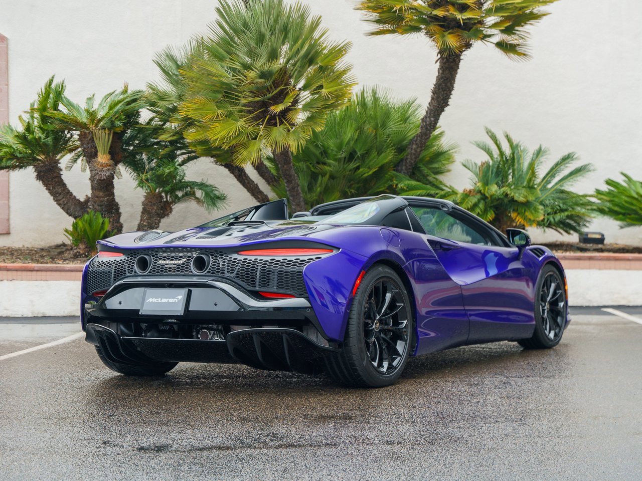 Used 2025 McLaren Artura Spider image 4