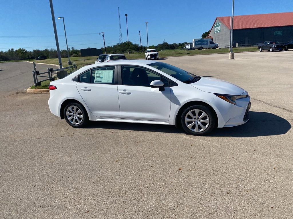 Used 2025 Toyota Corolla LE image 6