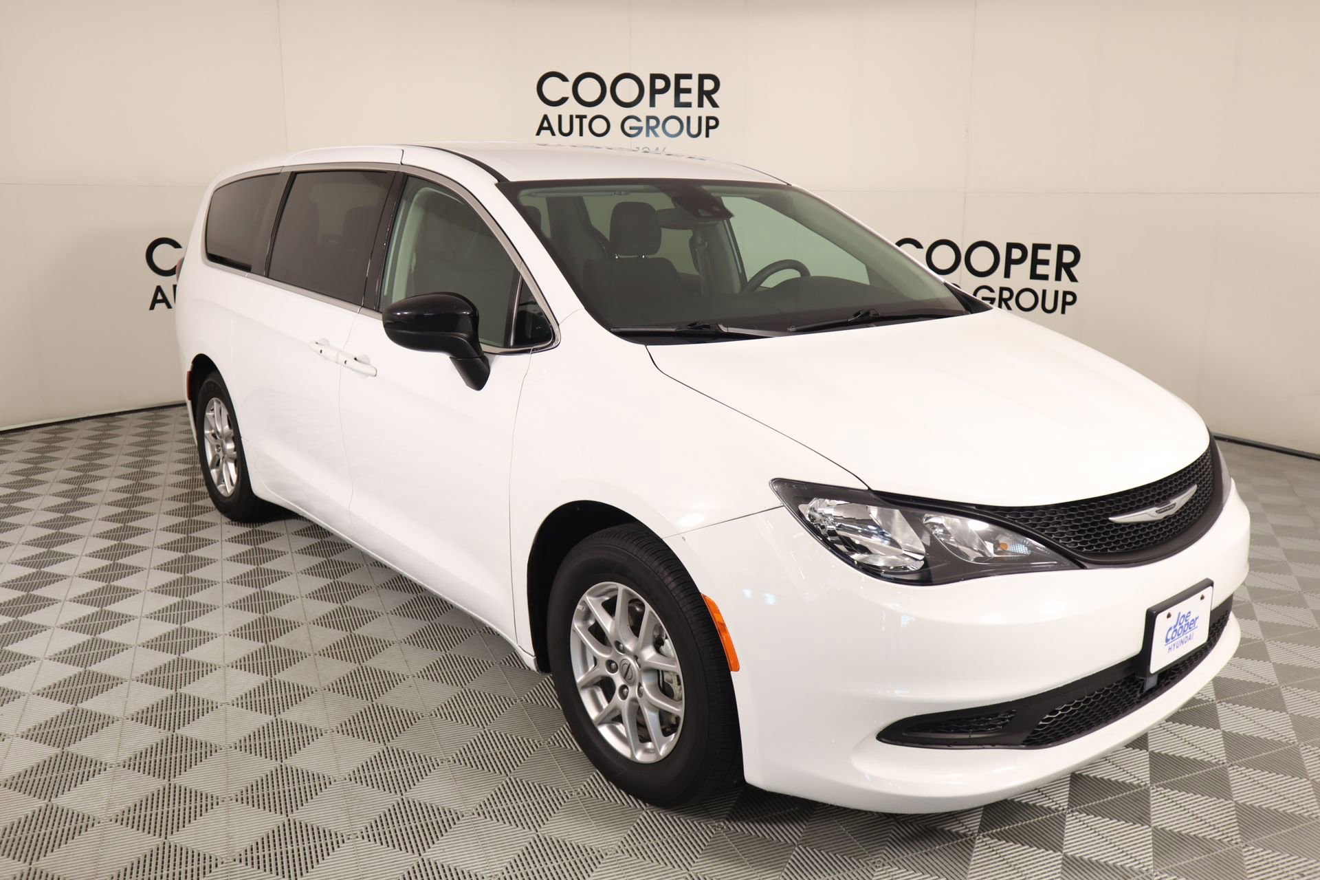 Used 2024 Chrysler Voyager LX image 1