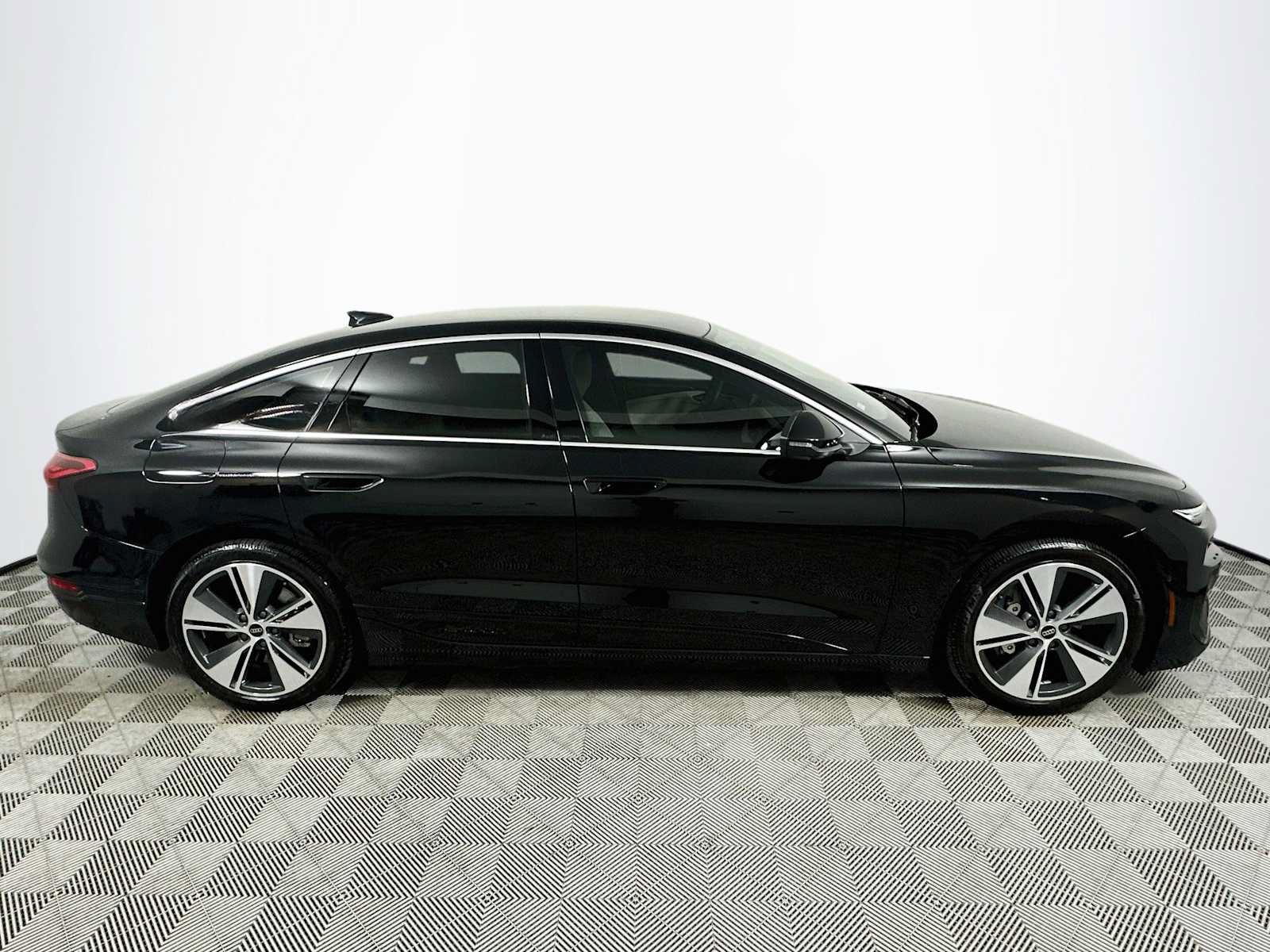 Used 2025 Audi A6 e-tron Premium Plus RWD image 8