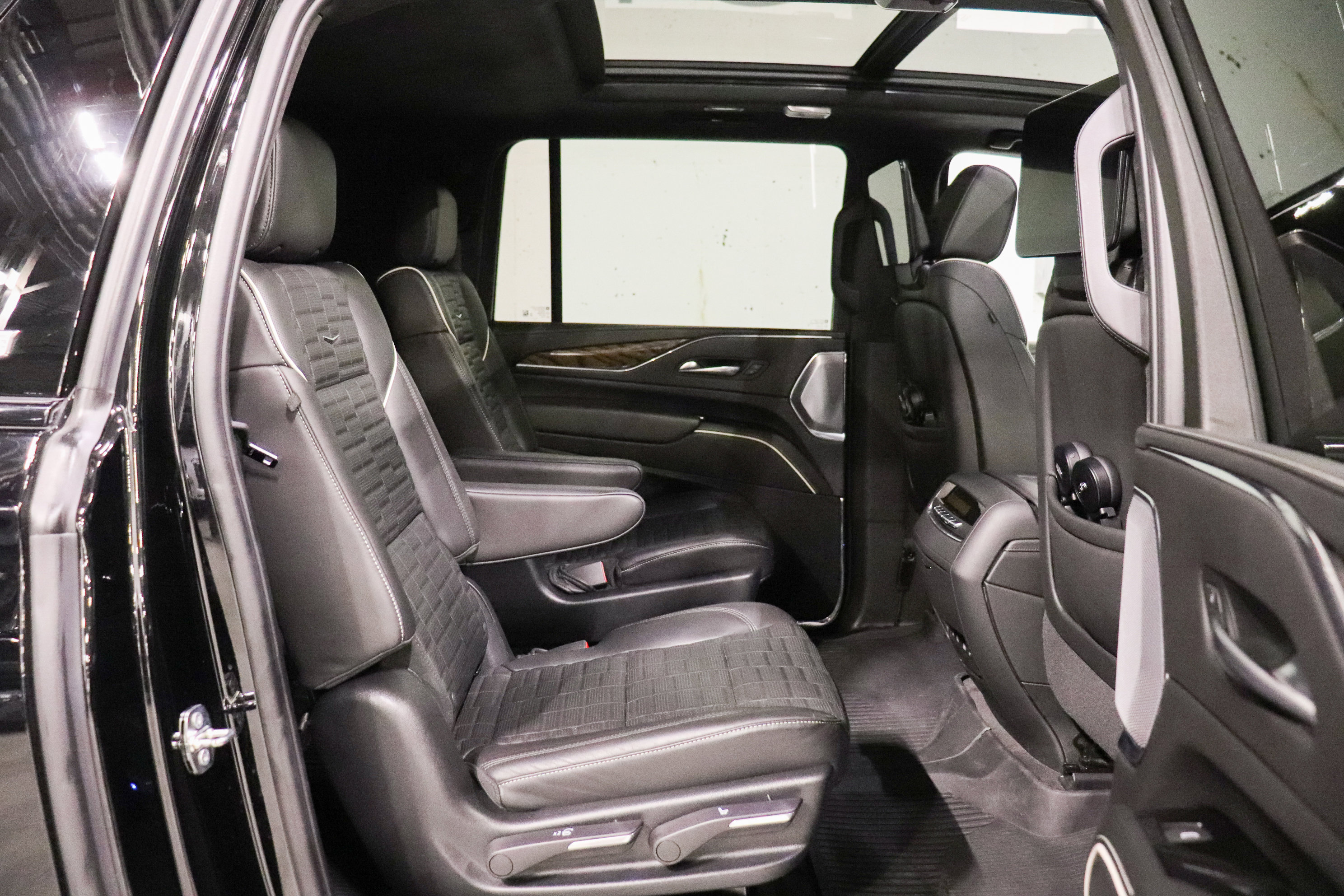 Used 2023 Cadillac Escalade ESV Sport Platinum w/ LPO, ONYX Package image 21