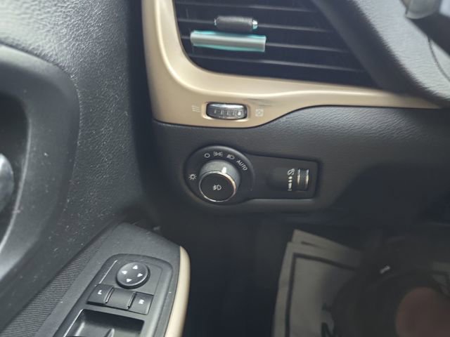 Used 2018 Jeep Cherokee Latitude w/ Altitude Package image 19