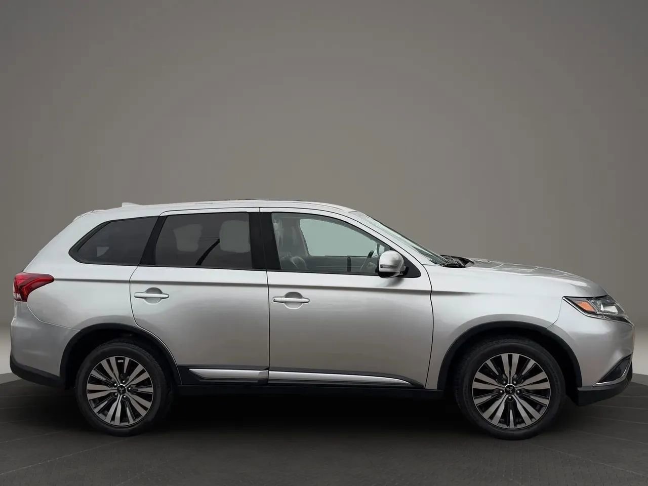 Used 2019 Mitsubishi Outlander SE image 6