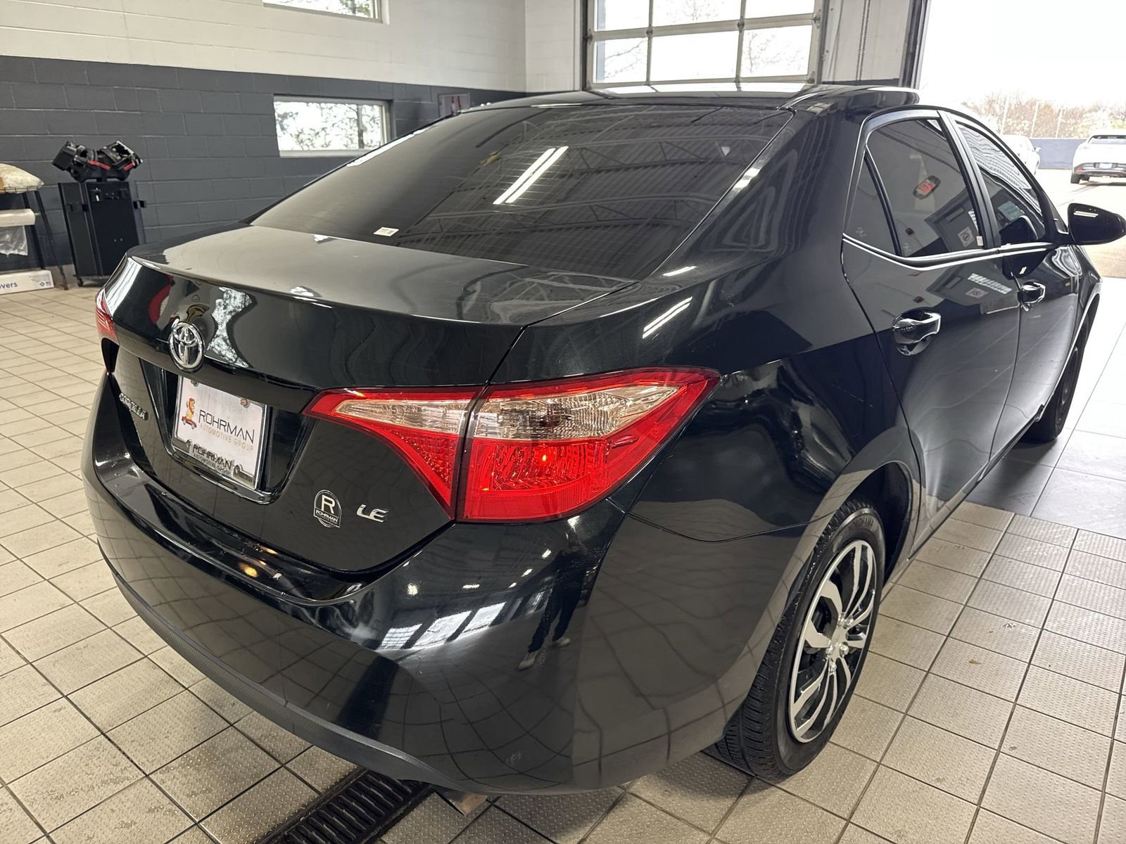 Used 2017 Toyota Corolla LE w/ Carpet Mat Package (TMS) FWD image 38